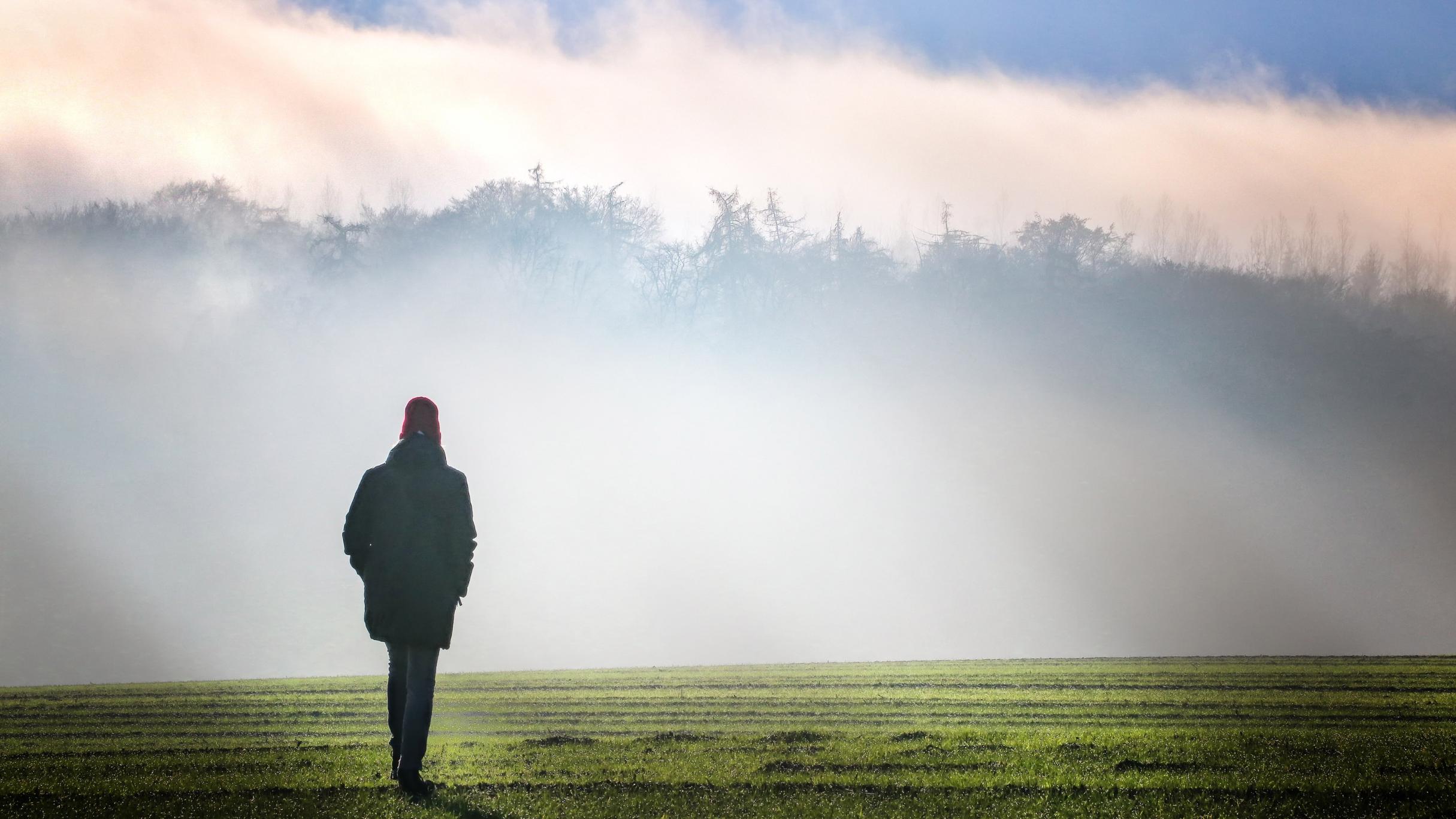 Eine Person geht im Nebel spazieren