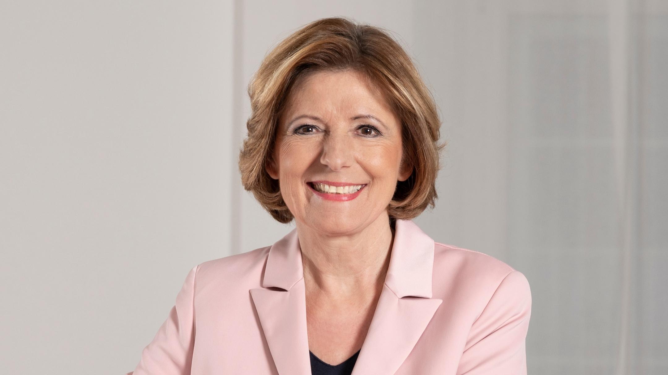 Malu Dreyer im rosa Blazer lächelt freundlich in die Kamera. (KI-Text)