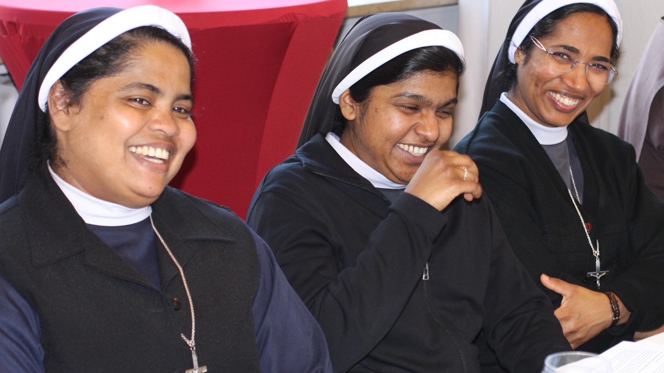 3 Nonnen sitzen gut gelaunt im Begegnungszelt