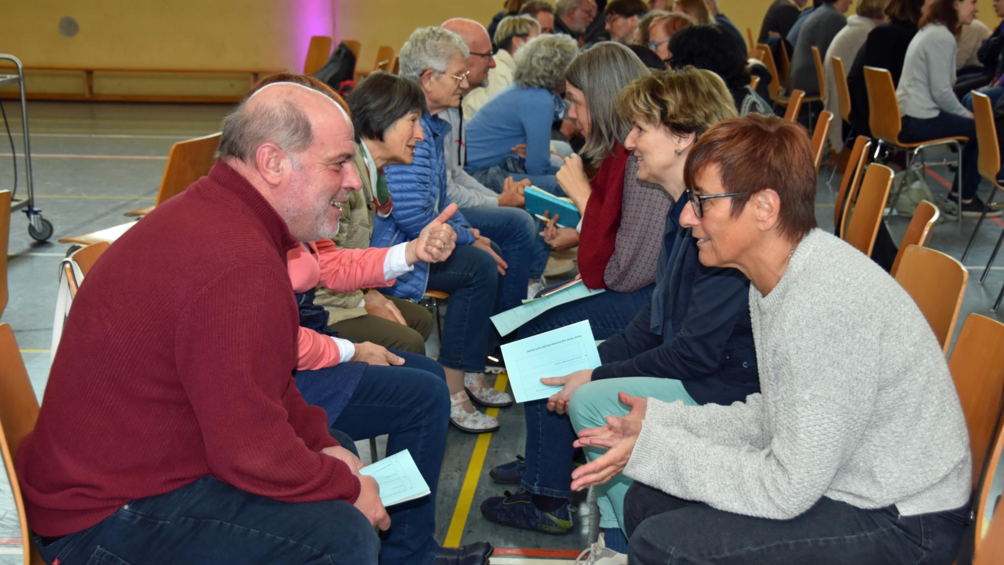 Beim Speed-Dating kamen Menschen miteinander ins Gespräch.