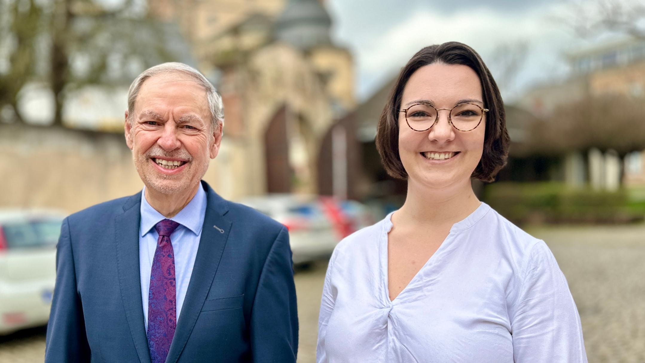 Ein Mann und eine Frau lächeln in die Kamera